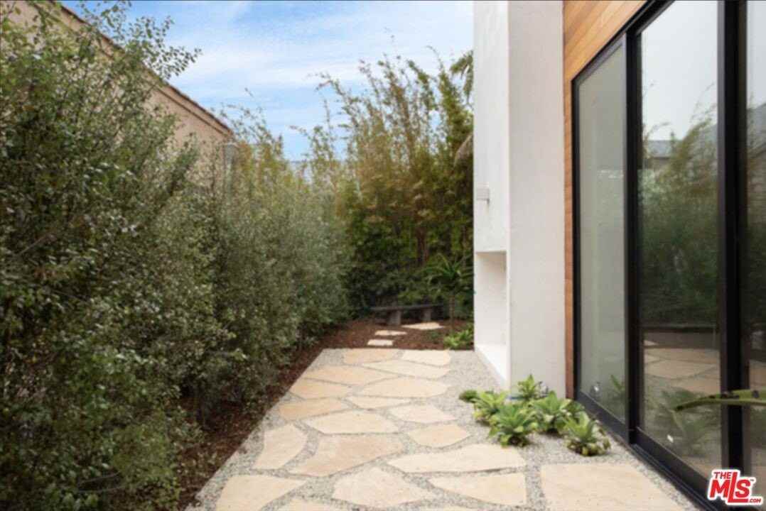 1033 1/2 Grant St - Photo 2 of 24