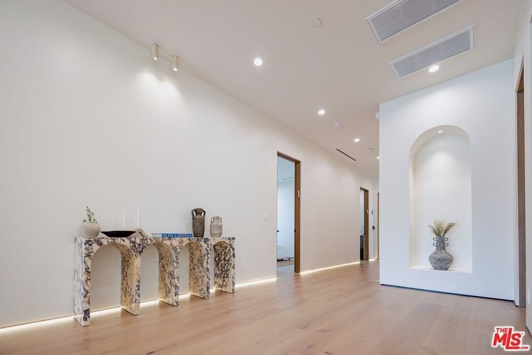 4703 Saloma Avenue - Photo 5 of 26