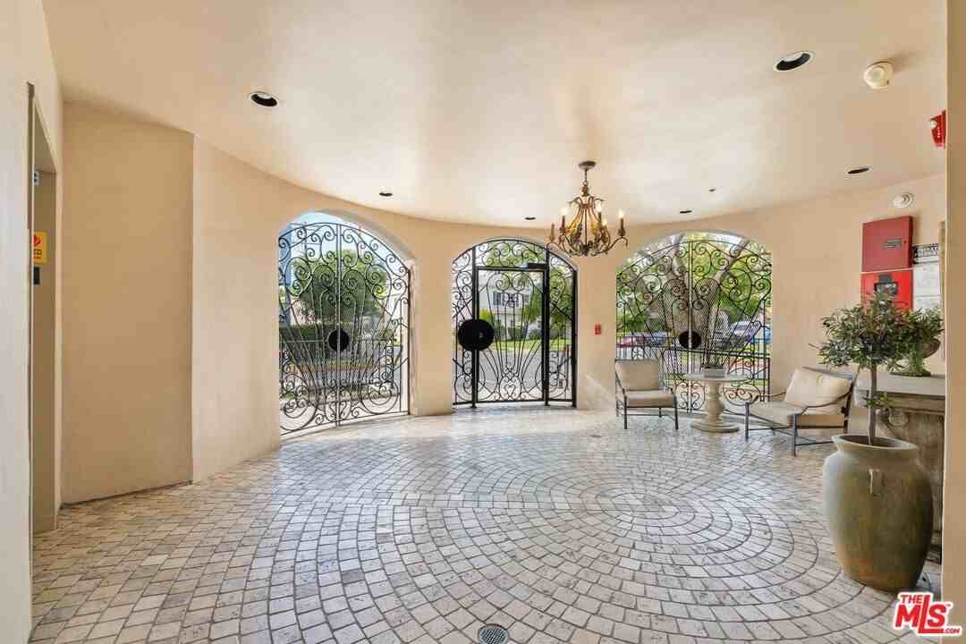 850 North Croft Avenue #303 - Photo 3 of 32