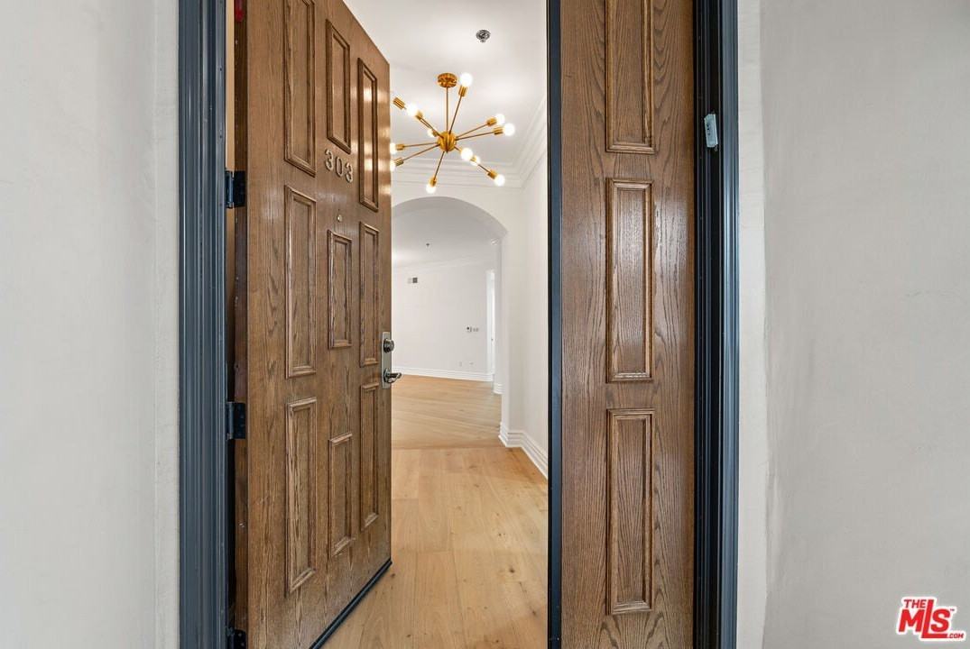 850 North Croft Avenue #303 - Photo 7 of 32