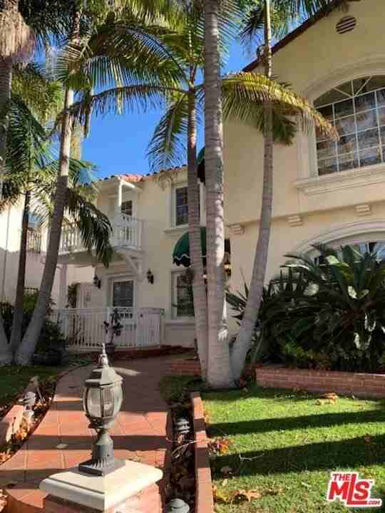 122 North Orange Drive