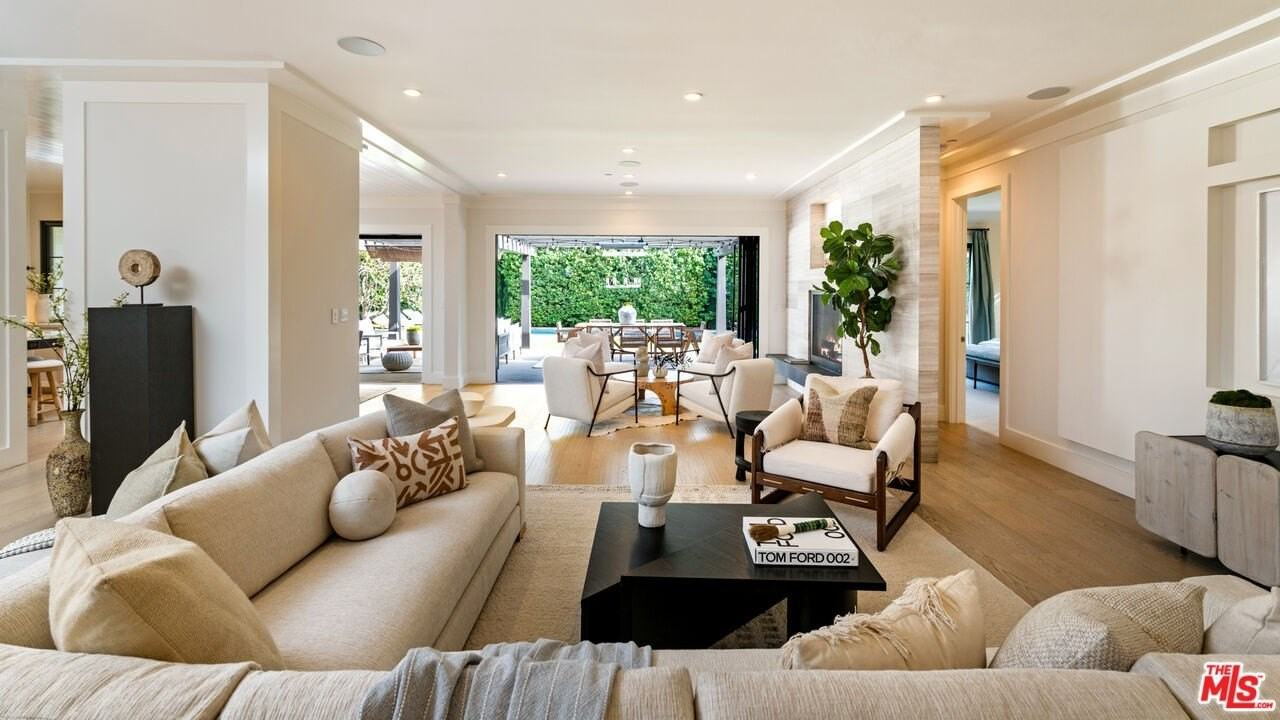 720 Amalfi Dr - Photo 4 of 27