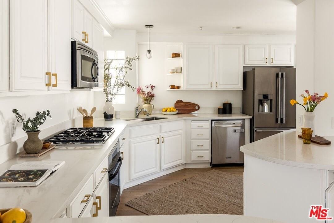 911 7th Street #D - Photo 4 of 23