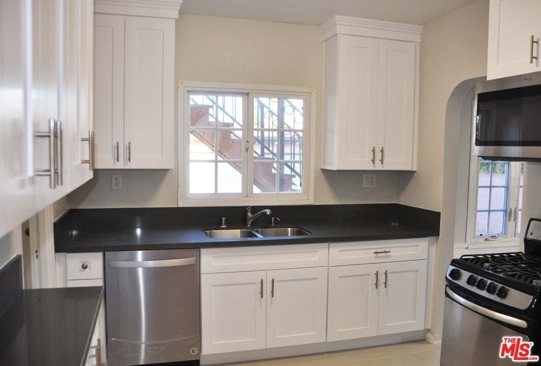 1611 Ellsmere Ave - Photo 5 of 15