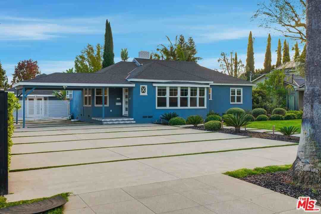 15040 Hamlin Street - Photo 4 of 50