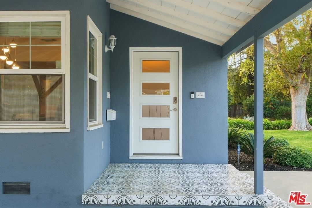 15040 Hamlin Street - Photo 6 of 50