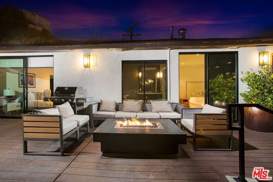 1733 Sunset Plaza Drive - Photo 7 of 44