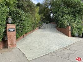 featured image of 8050 Mulholland Drive