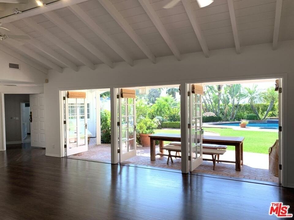 8050 Mulholland Dr - Photo 3 of 26