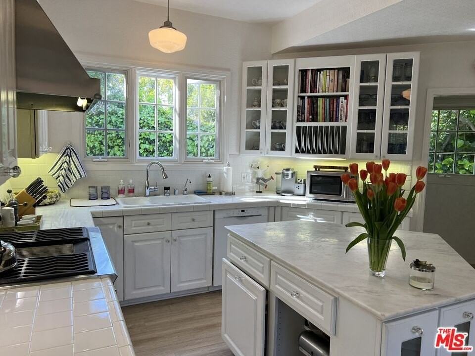 8050 Mulholland Dr - Photo 4 of 26