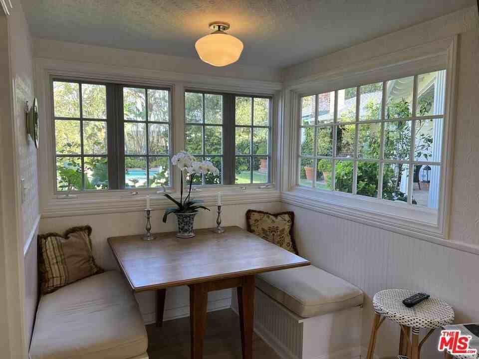 8050 Mulholland Dr - Photo 5 of 26