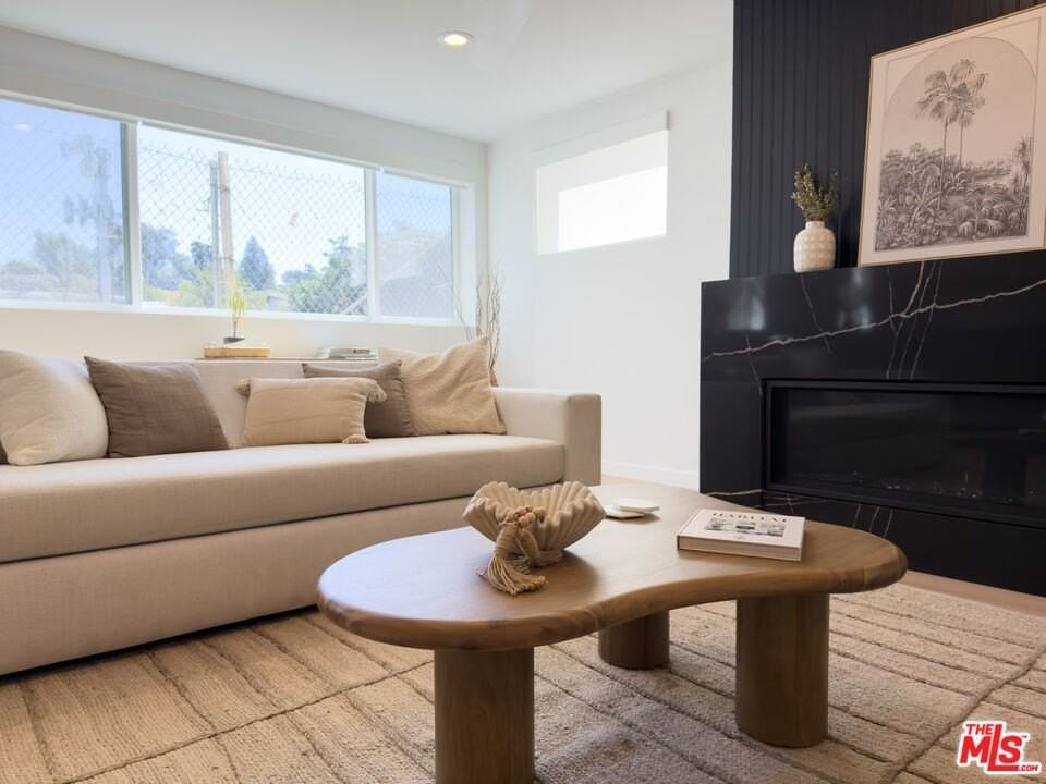 2220 Aaron Street - Photo 4 of 20