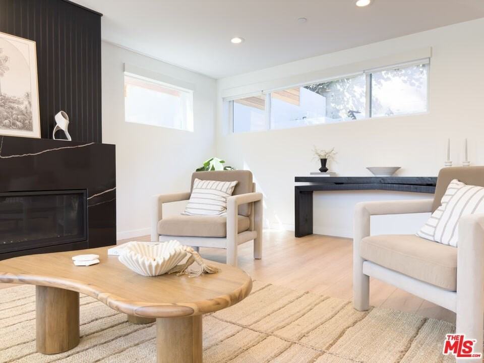 2220 Aaron Street - Photo 6 of 20