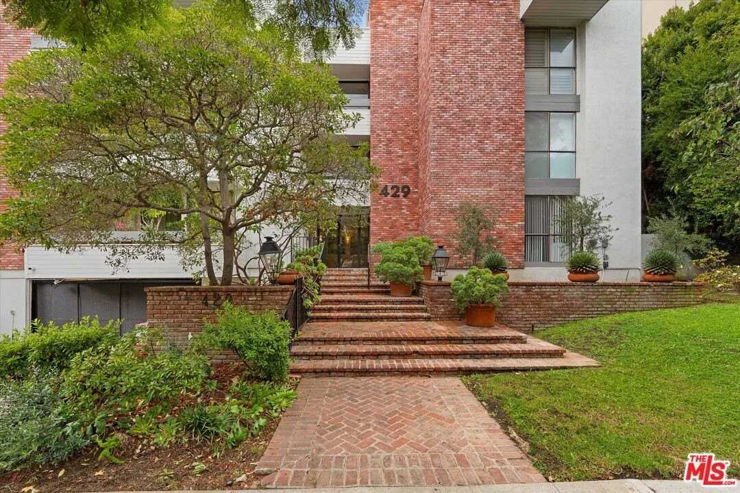 429 N Oakhurst Dr Apt 203 #203 - Photo 2 of 20