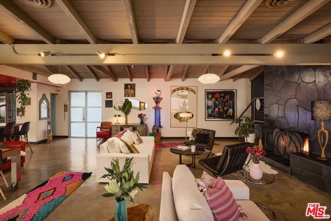 8147 Mulholland Ter - Photo 7 of 31