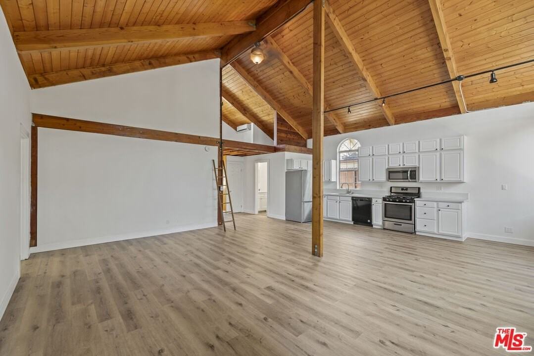 11149 Hortense St - Photo 4 of 17