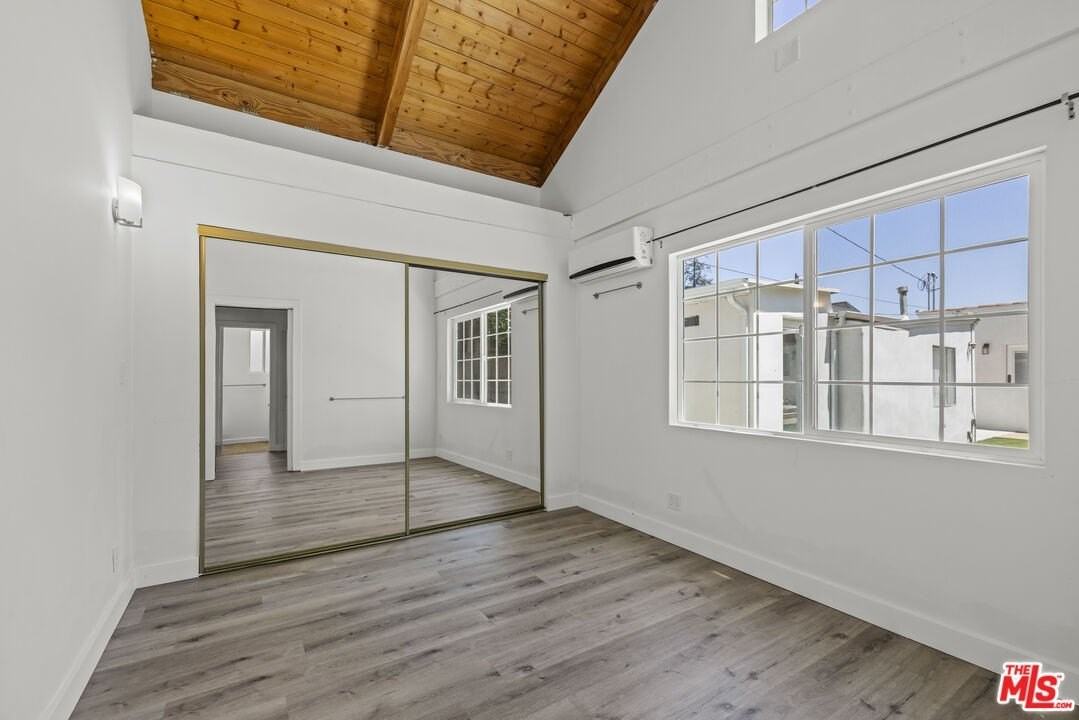 11149 Hortense St - Photo 6 of 17