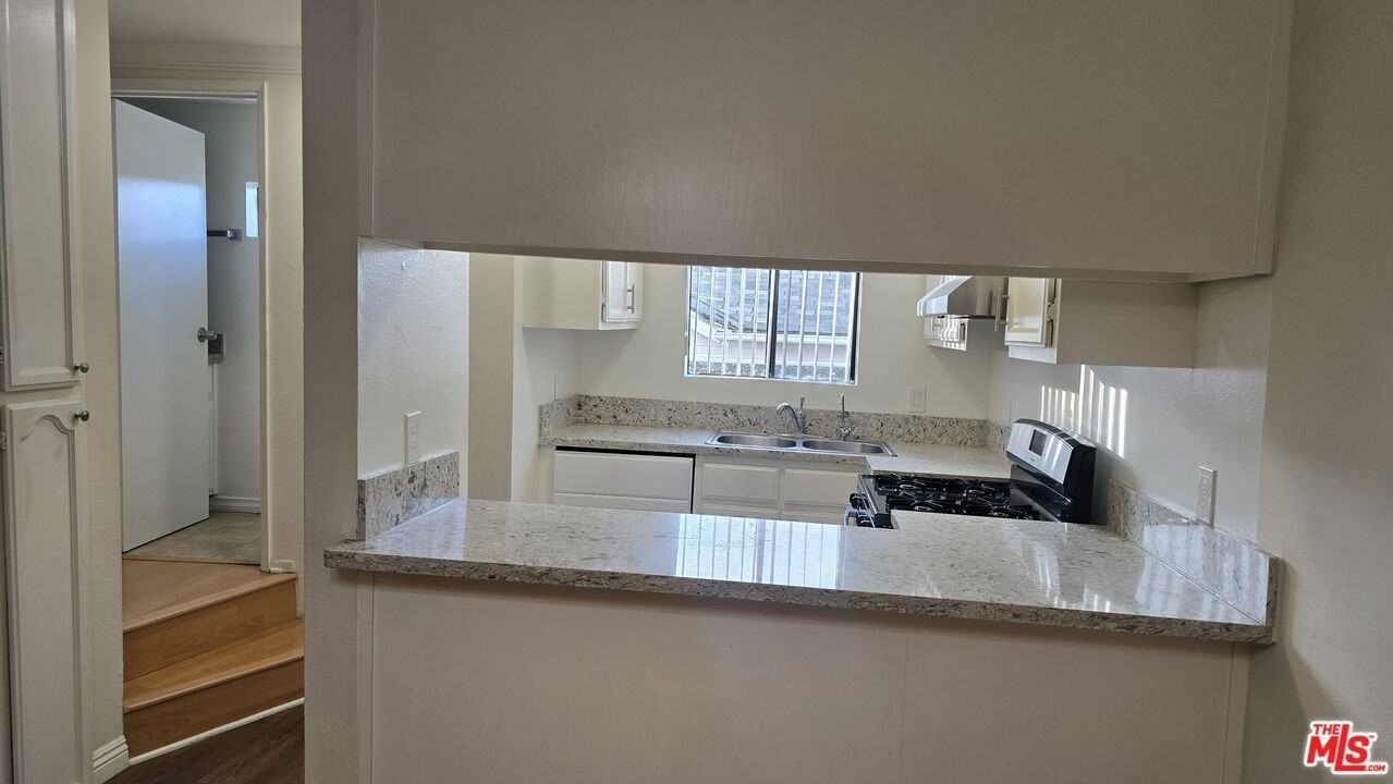 555 W Dryden St Apt 2 #2 - Photo 2 of 11