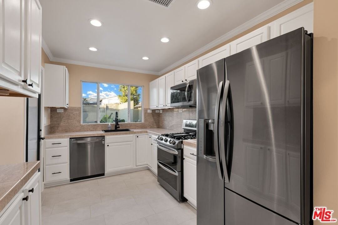 6677 West 88th Street - Photo 6 of 23