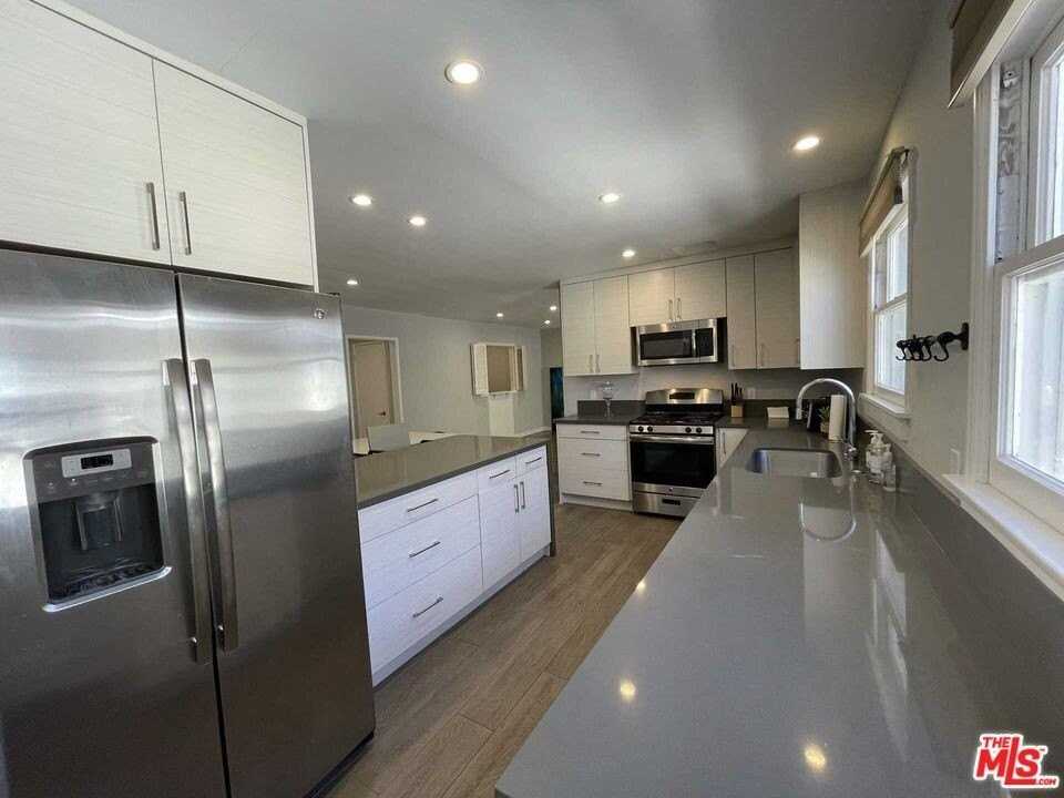 348 S Elm Dr Apt 6 #6 - Photo 6 of 17