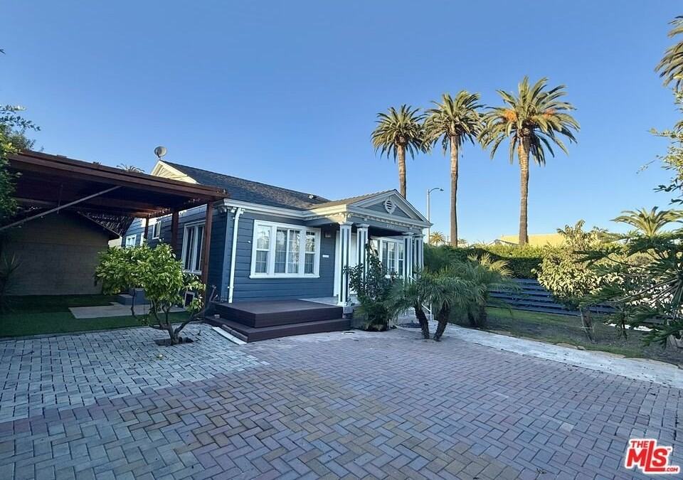 2701 S Harcourt Ave - Photo 2 of 20