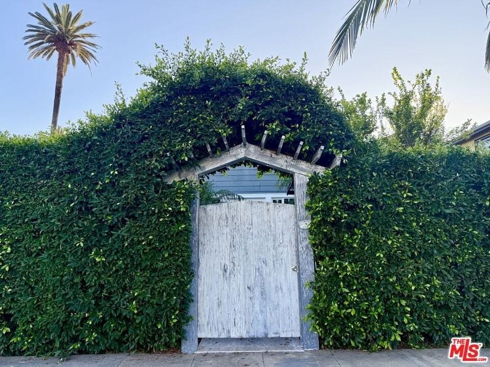 2701 S Harcourt Ave - Photo 3 of 20