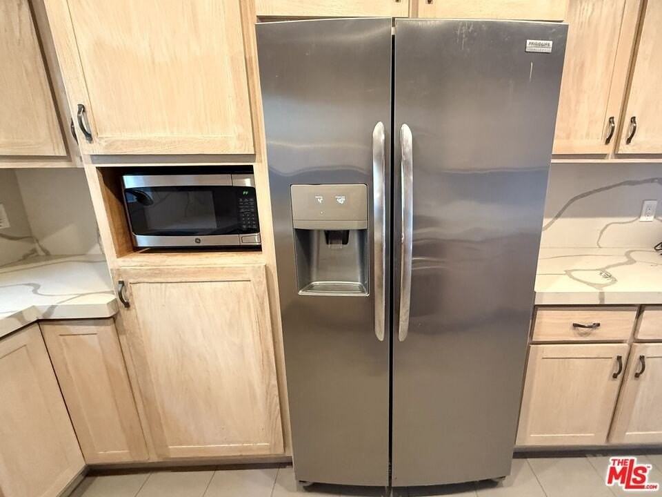 2701 S Harcourt Ave - Photo 6 of 20