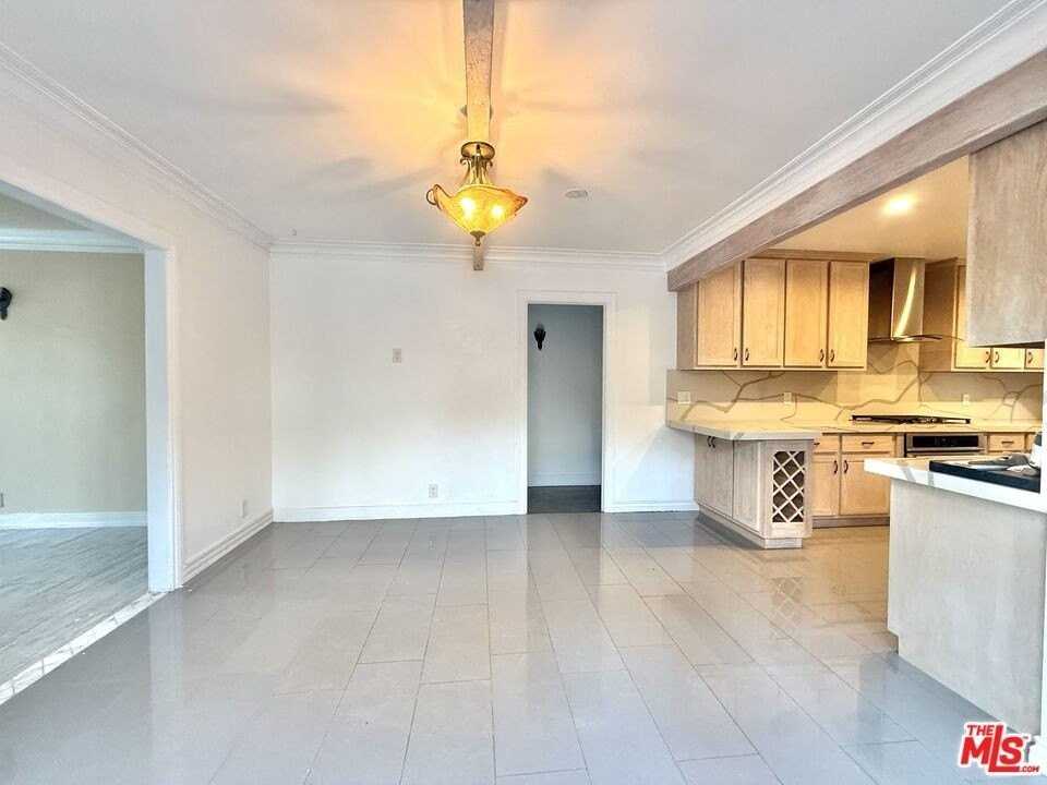 2701 S Harcourt Ave - Photo 7 of 20