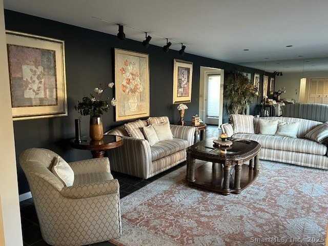 24 Colonial Dr - Photo 4 of 25