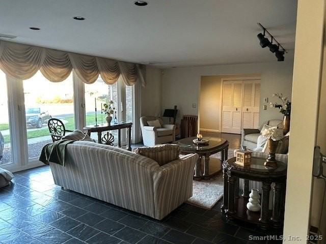 24 Colonial Dr - Photo 5 of 25