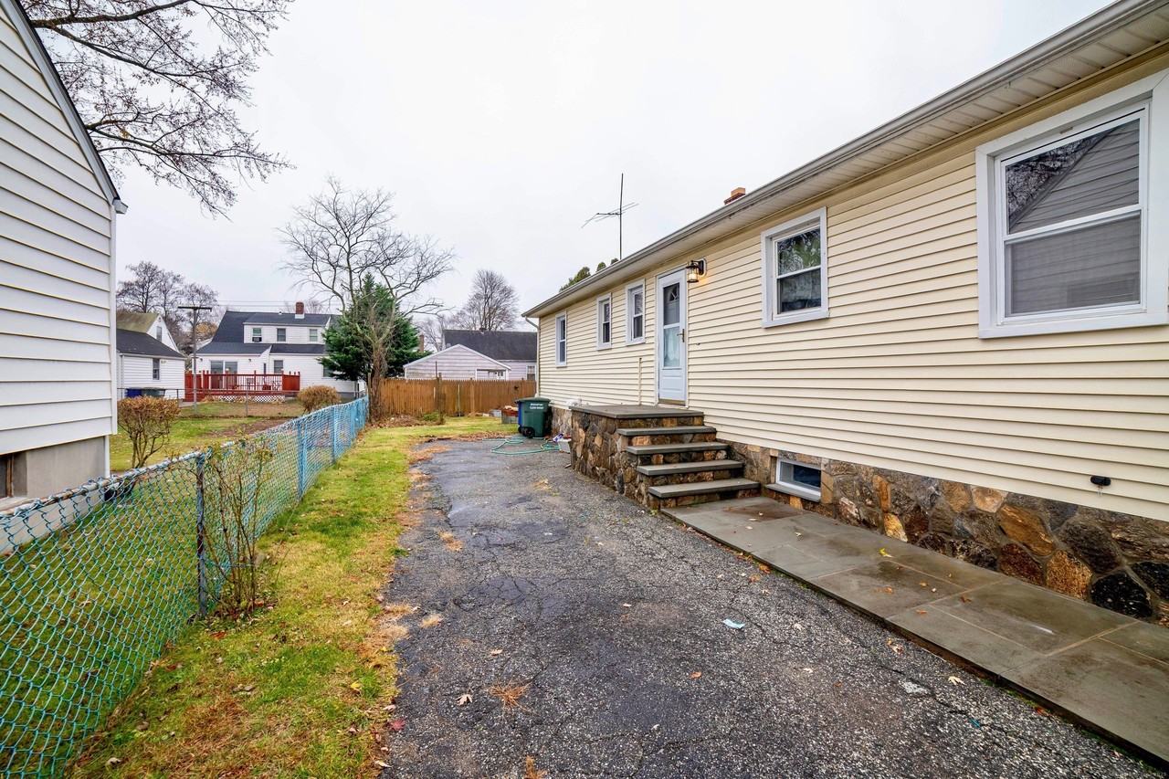 45 Voight Ave - Photo 4 of 27