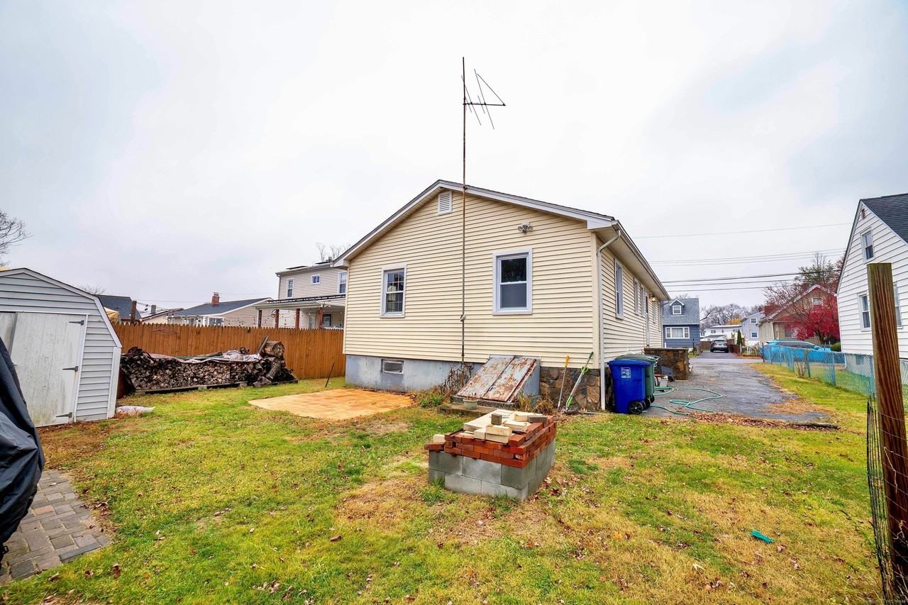 45 Voight Ave - Photo 6 of 27