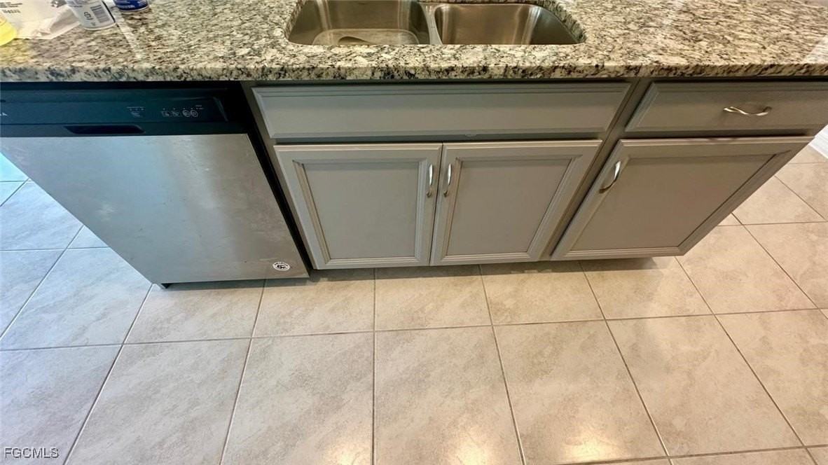 3034 Royal Gardens Ave - Photo 5 of 36