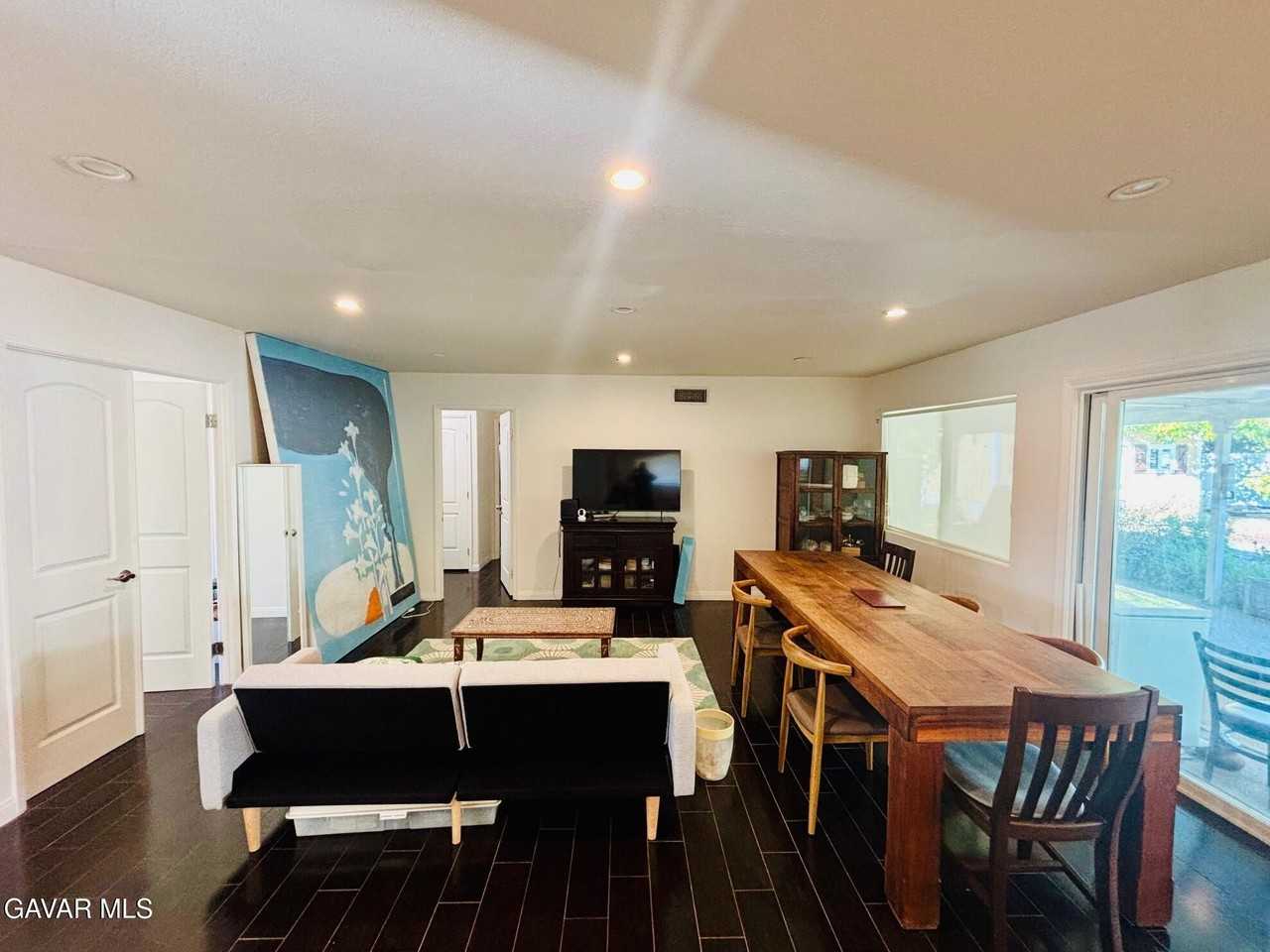 23813 Calvert St - Photo 4 of 19