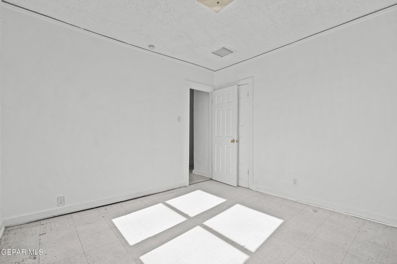 3418 Frankfort Ave - Photo 7 of 29