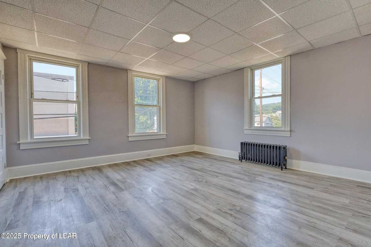 137 Shoemaker St - Photo 3 of 15