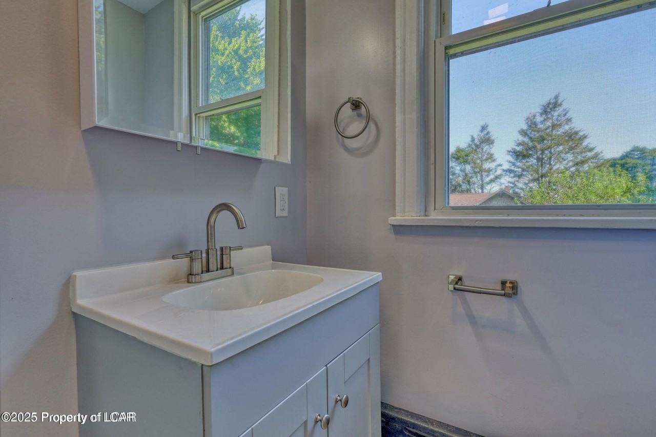 137 Shoemaker St - Photo 6 of 15