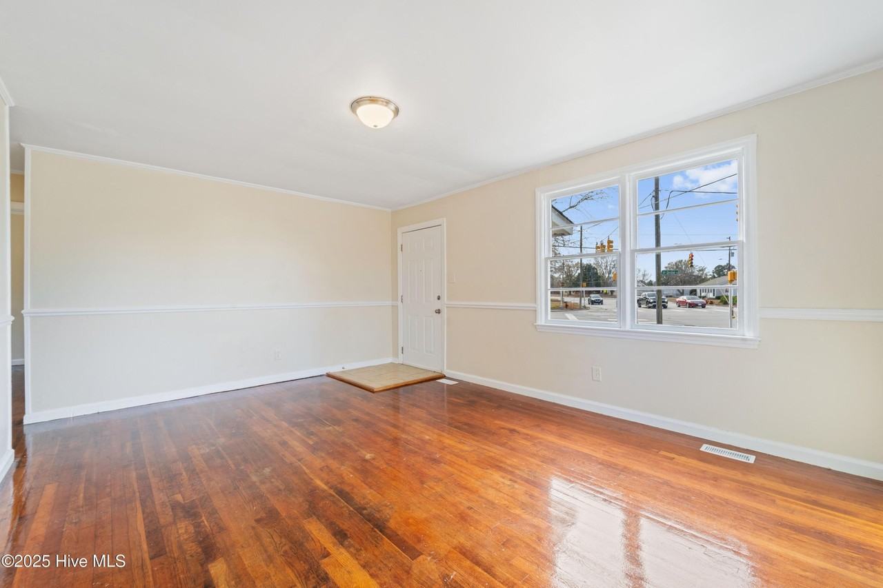 2272 Onslow Dr - Photo 4 of 15