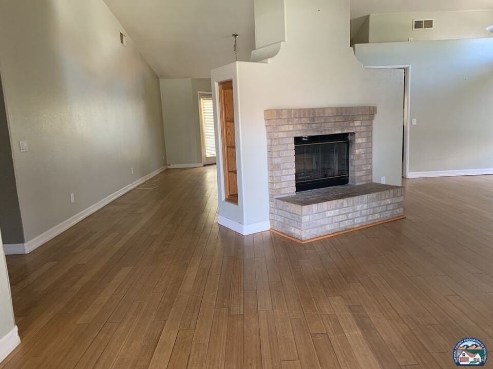 587 Wild Rose Lane - Photo 4 of 11