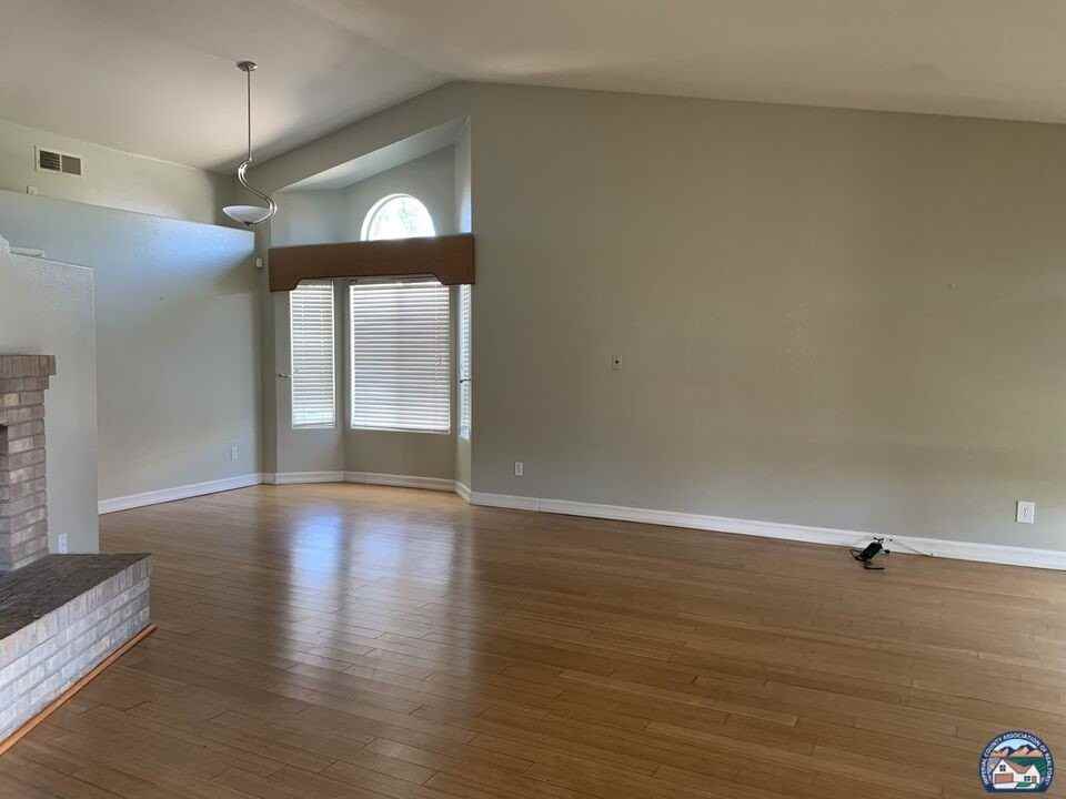 587 Wild Rose Lane - Photo 5 of 11