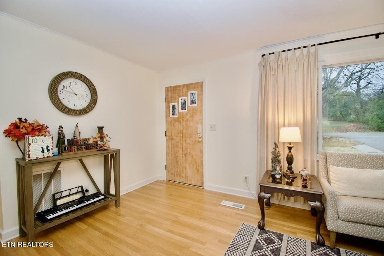 1204 Redwood Ave - Photo 2 of 38