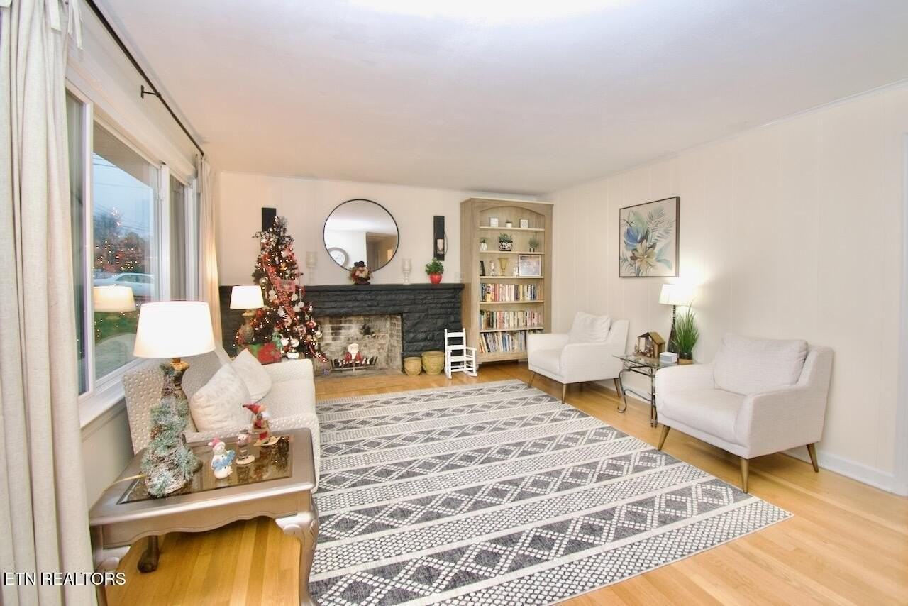 1204 Redwood Ave - Photo 3 of 38