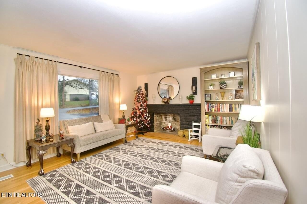 1204 Redwood Ave - Photo 4 of 38