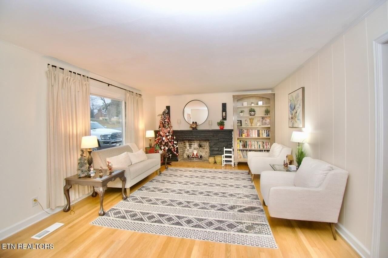 1204 Redwood Ave - Photo 5 of 38