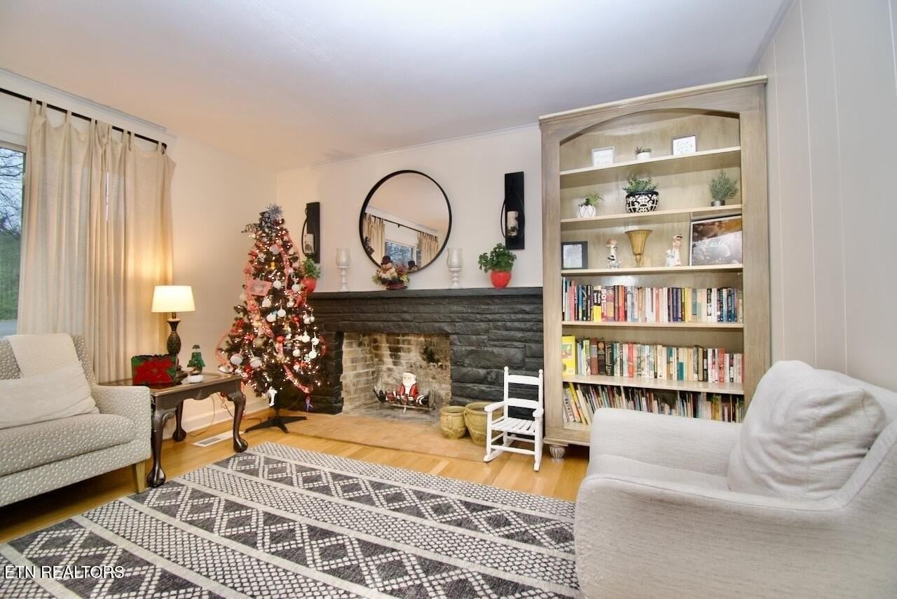 1204 Redwood Ave - Photo 6 of 38