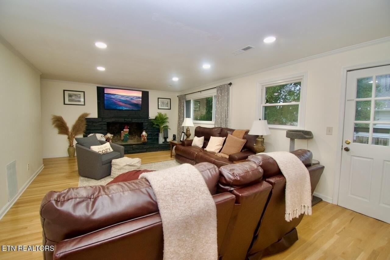 1204 Redwood Ave - Photo 7 of 38