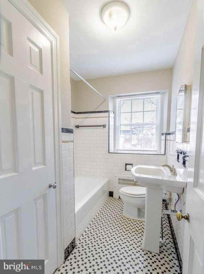 709 N Broom St - Photo 5 of 10