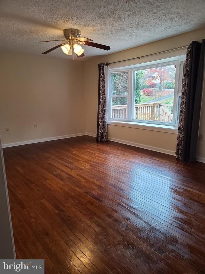 5451 Bayview Ave - Photo 4 of 20