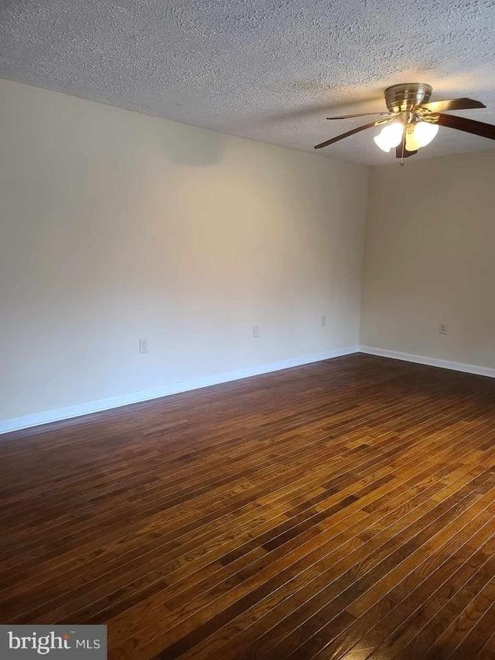 5451 Bayview Ave - Photo 5 of 20