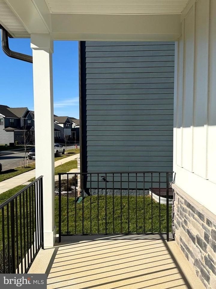 461 Hanson St - Photo 3 of 50